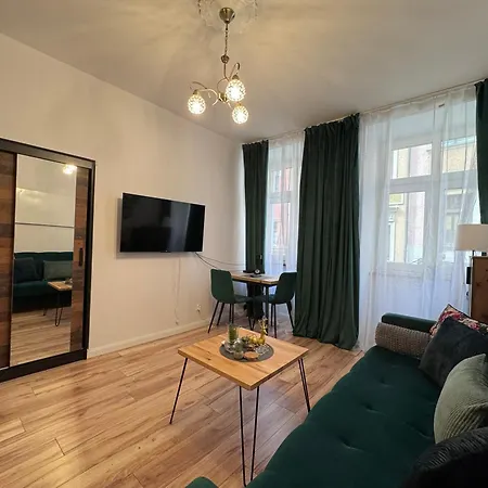 W Centrum Jeleniej Gory Przy Ulicy Dlugiej 옐레니아구라